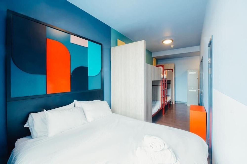 ROOM, 6 PEOPLE