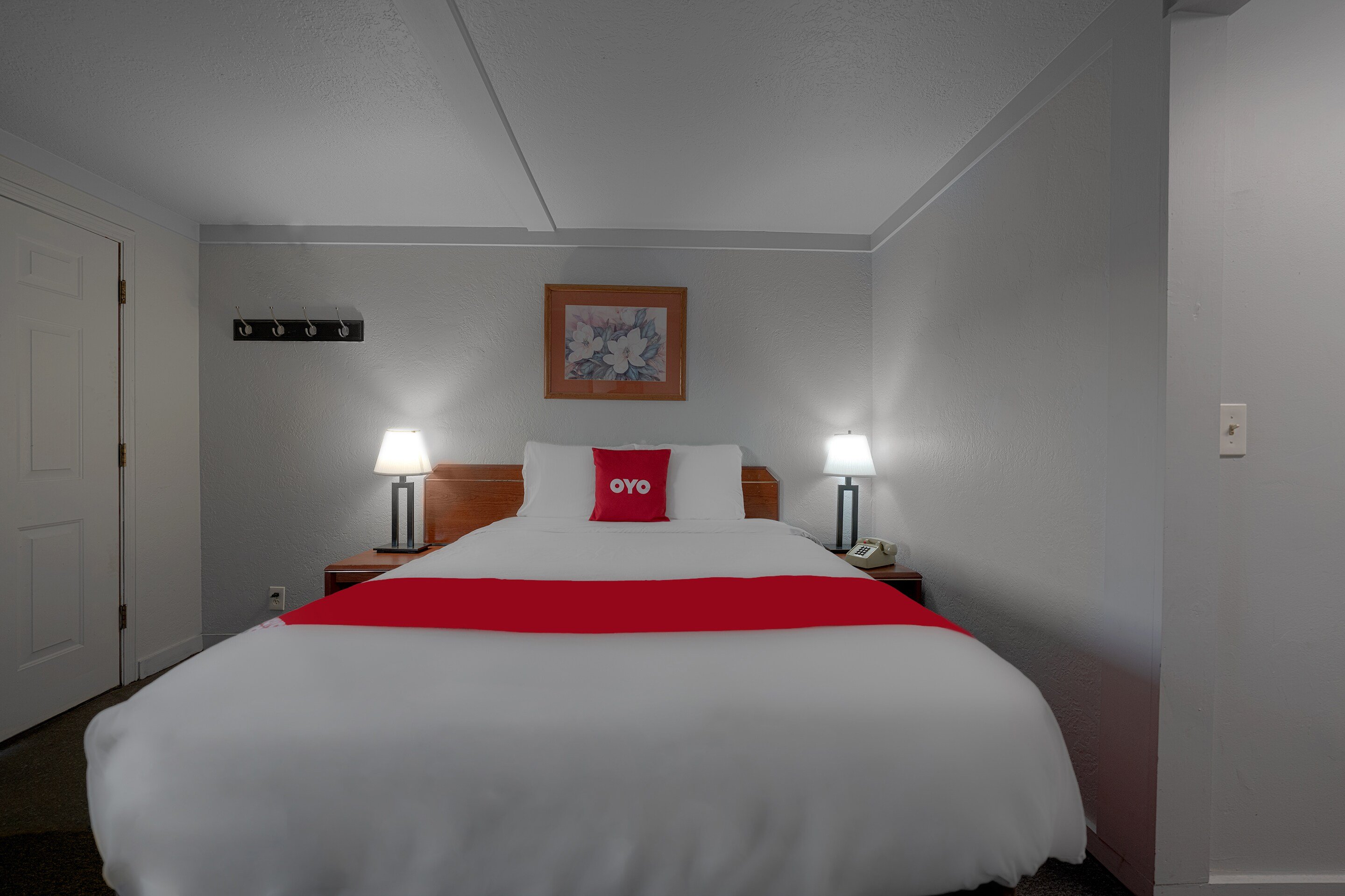 ROOM, QUEEN BED