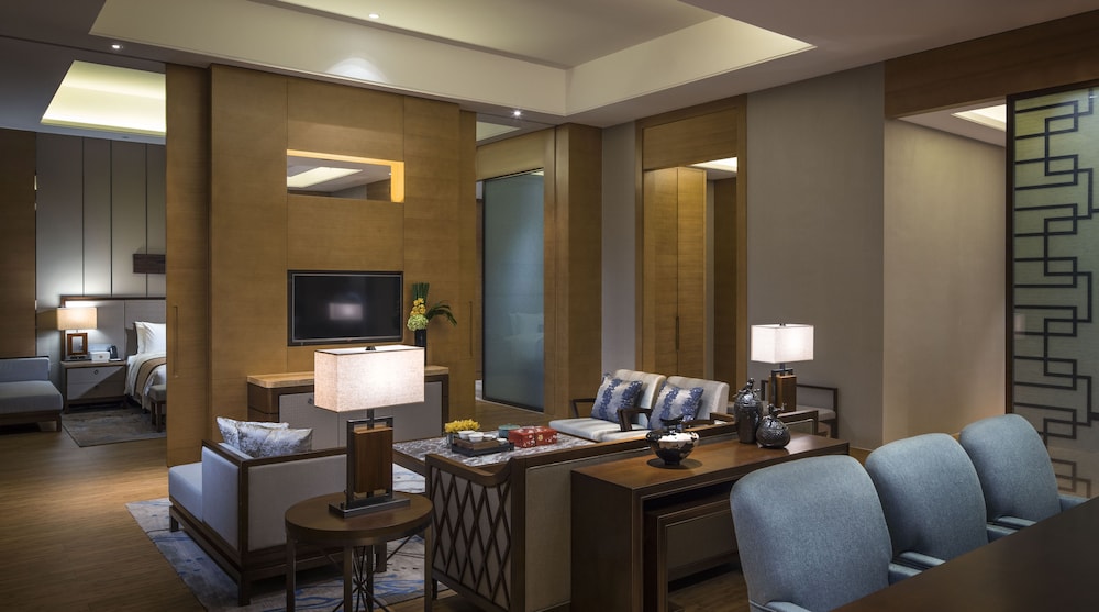 HUALUXE YANGJIANG CITY CENTER 53/79