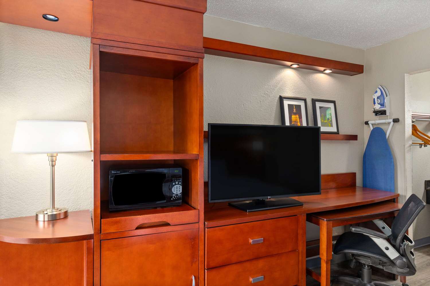 Days Inn by Wyndham Knoxville East 26/31