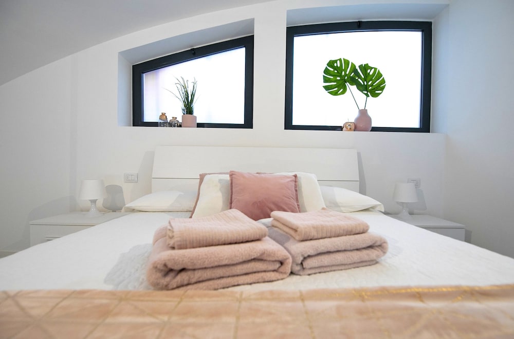 Design Central Apartment 9/24