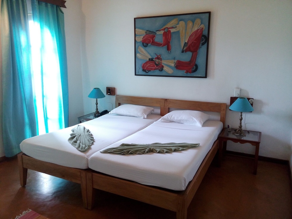 SUITE, TWIN BEDS