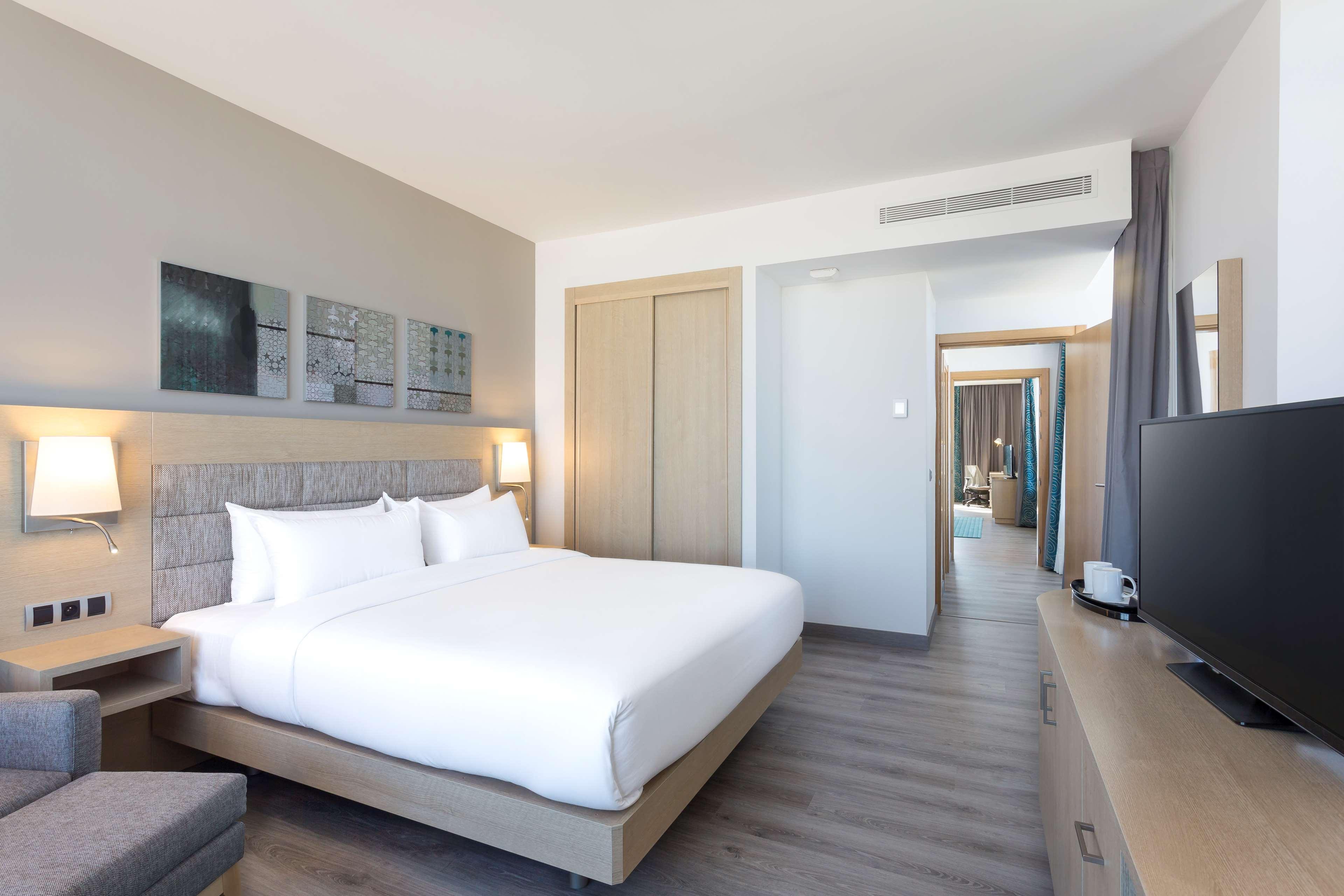 1 BEDROOM, SUITE, KING BED, SEA VIEW