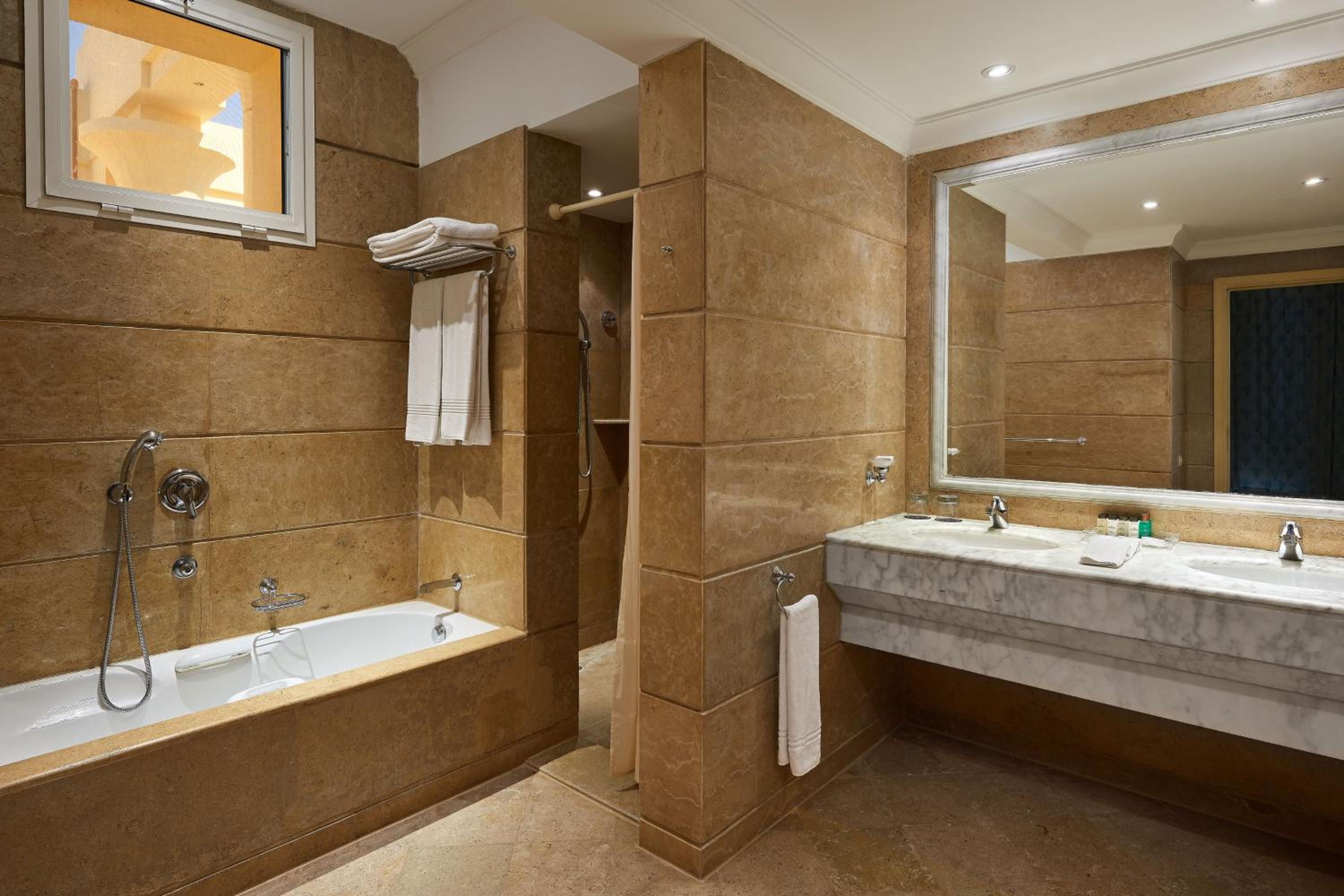 1 Bedroom, Beach, Suite, King Bed, Garden View, Large
