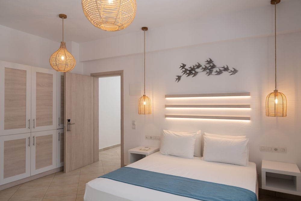 SUPERIOR, DOUBLE BED, POOL VIEW
