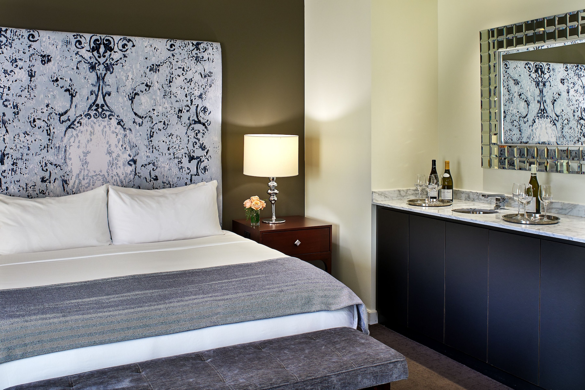 SUITE, KING BED