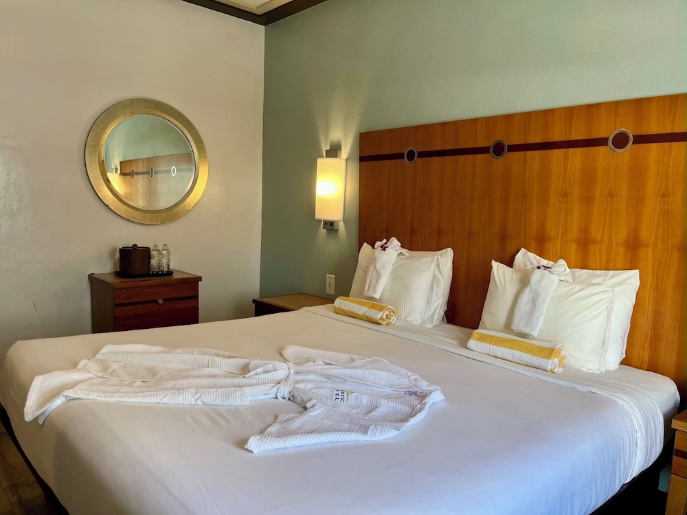 SUPERIOR, QUEEN BED, PARTIAL OCEAN VIEW