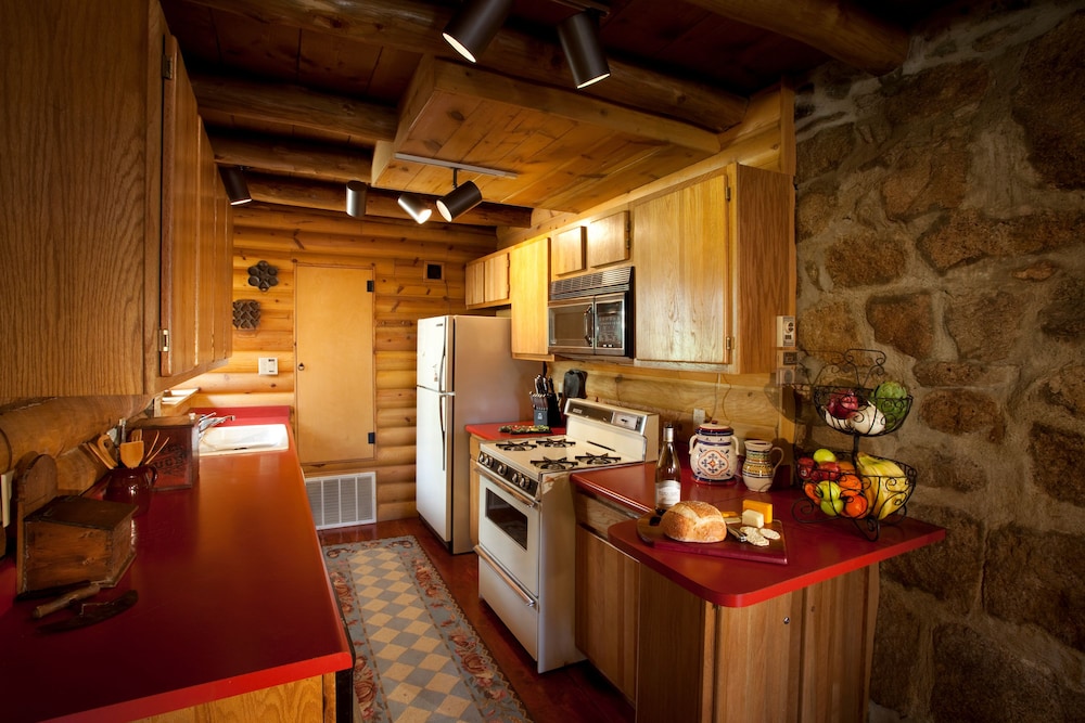 Alpine Village Suites 33/50