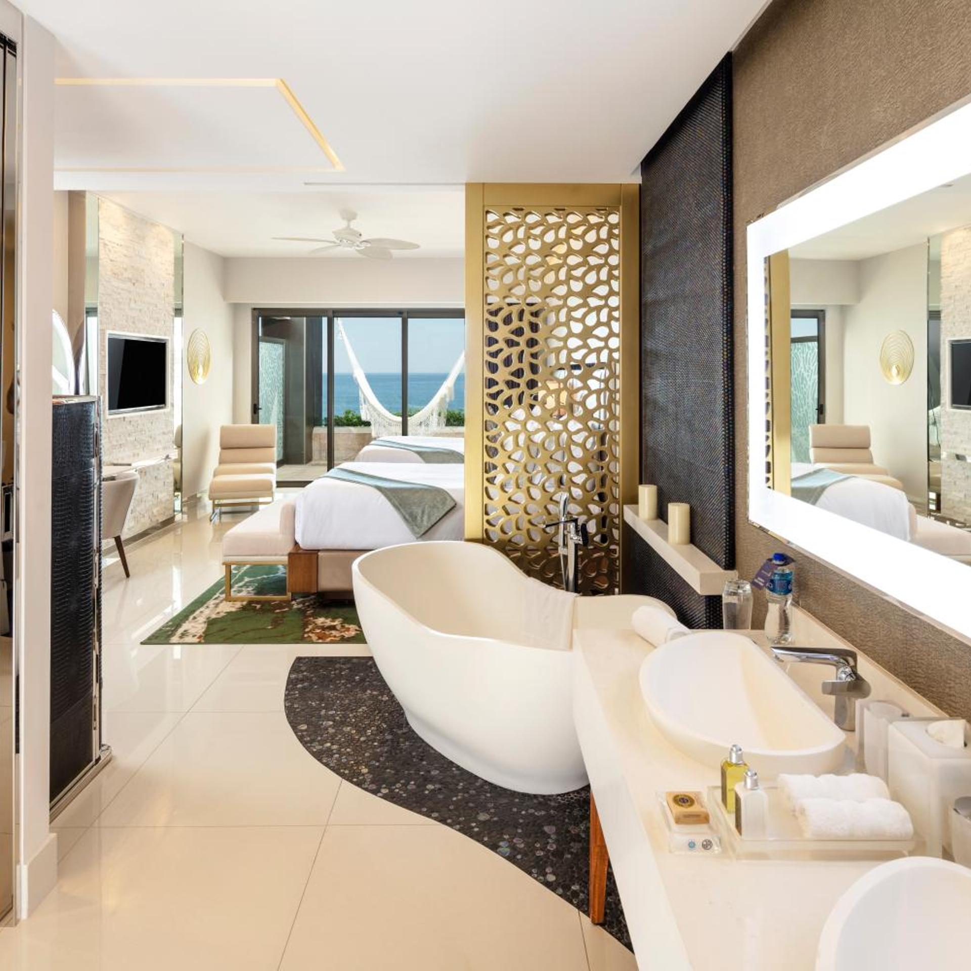 غرفة بسرير كينج وسريرين كوين بإطلالة على البحر بغرفتي نوم، Garza Blanca Resort Spa Los Cabos 7/7
