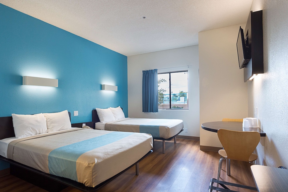 غرفة بسريرين مزدوجين بحوض استحمام لذوي الإعاقة، Motel6 Page, AZ 6/10