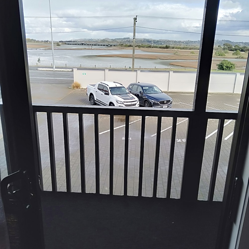 Albatross Motel 24/28