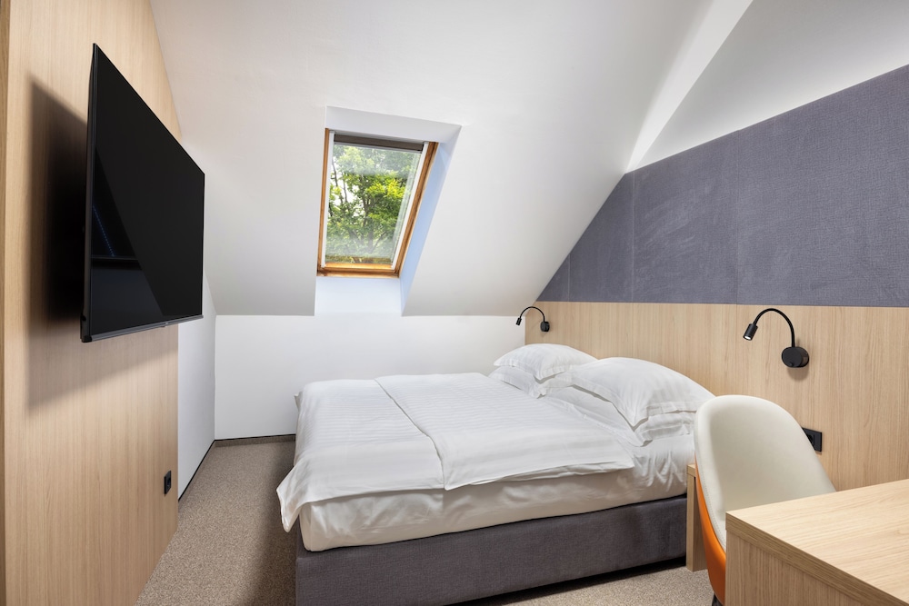 Hotel Kompas 13/48