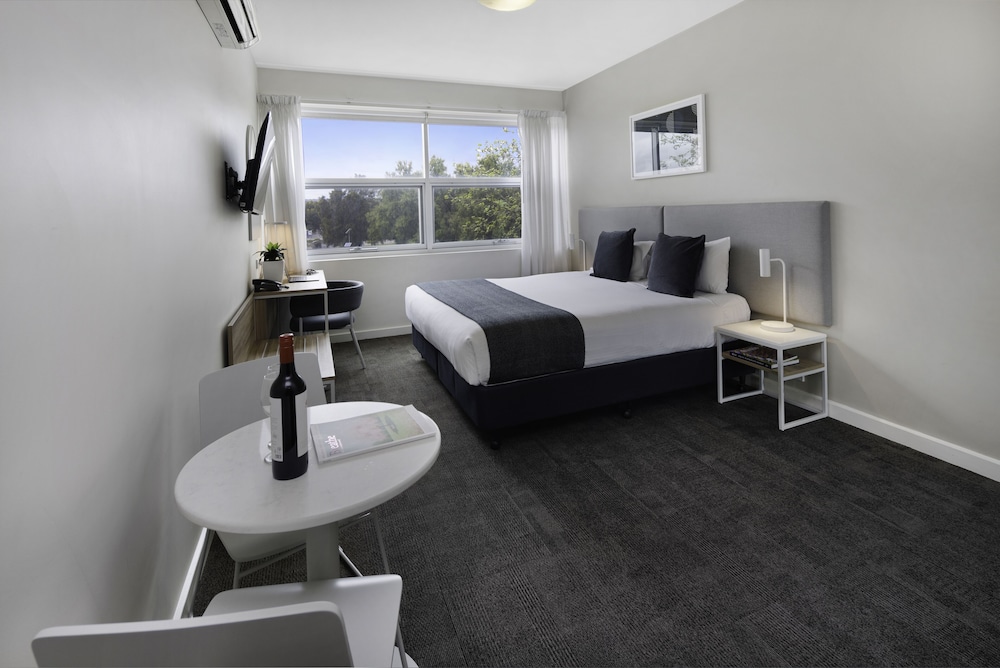 Quest Mawson Lakes 15/78