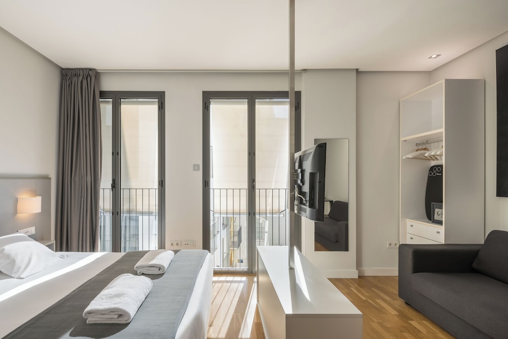 STUDIO, QUEEN BED