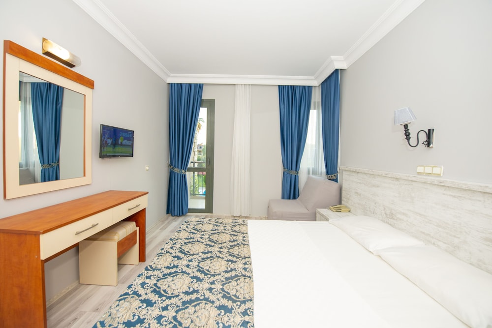 Golden Moon Hotel 7/24