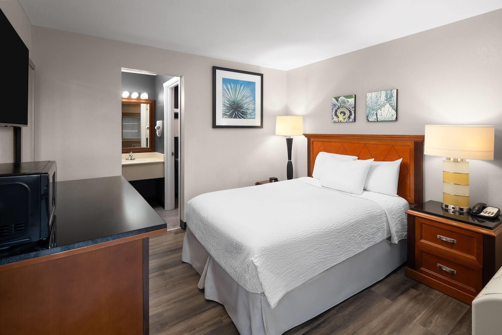 Basecamp Puyallup a Travelodge by Wyndham 24/50