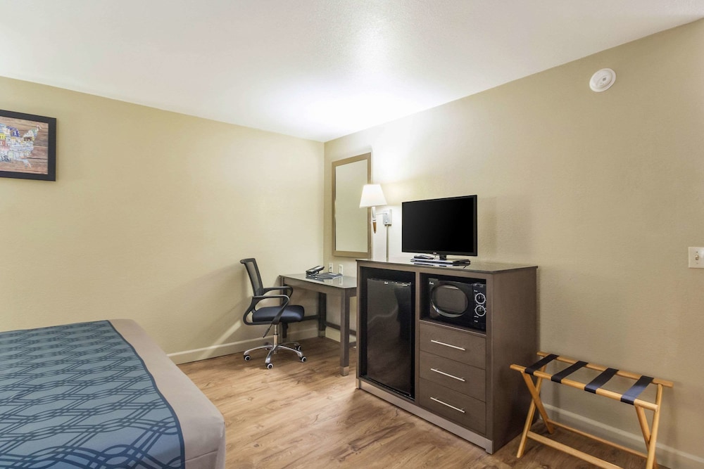 Econo Lodge Inn and Suites I-35 at Shawnee Mission 28/32