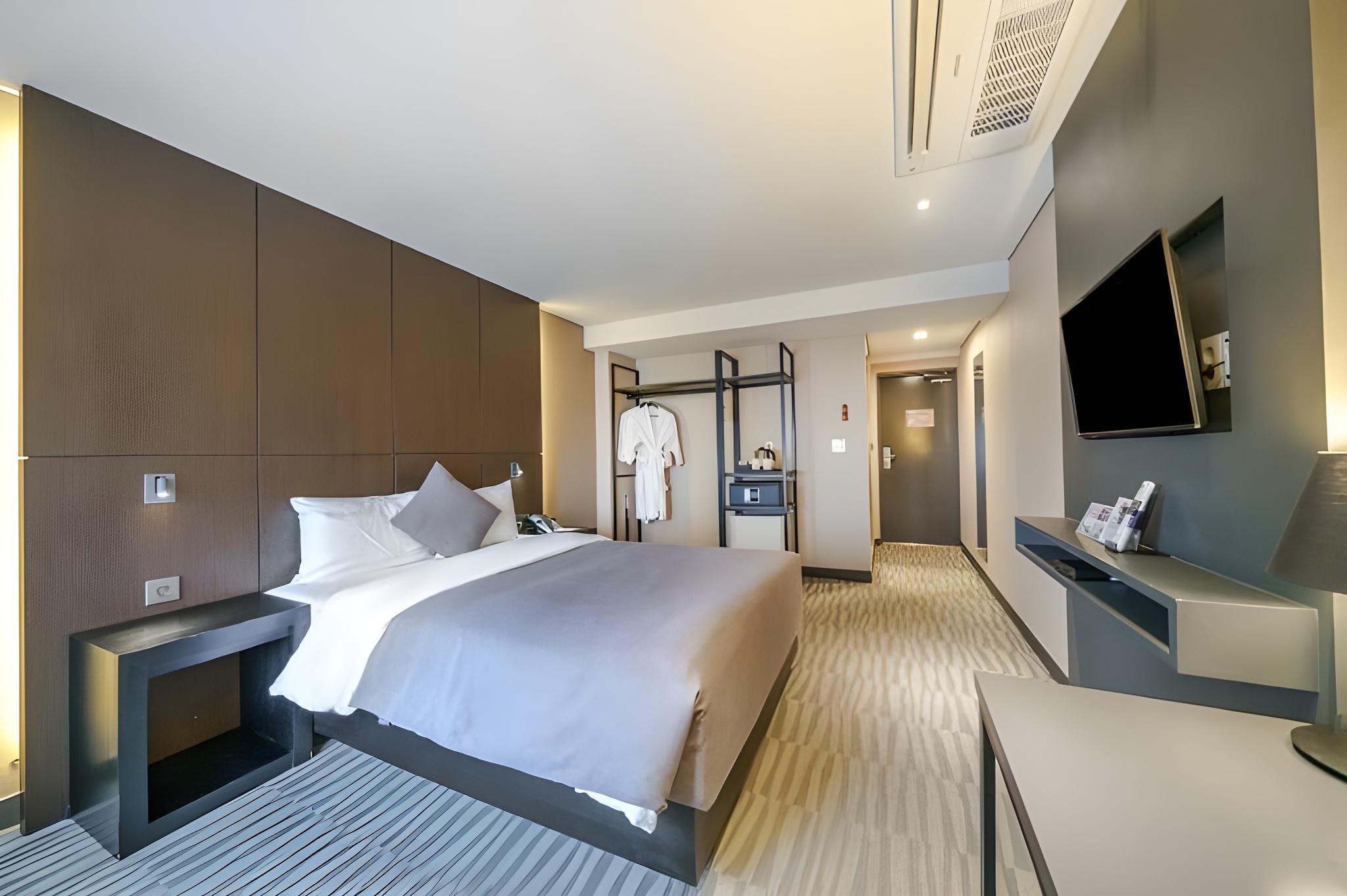 DELUXE, DOUBLE BED, CITY VIEW
