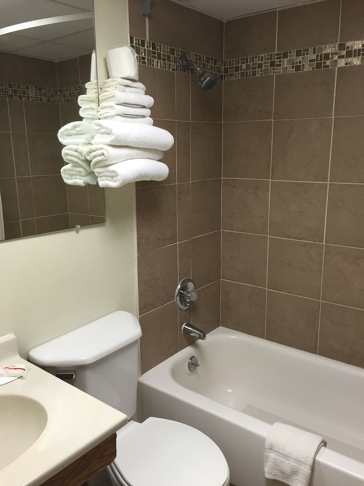 Super 8 by Wyndham Redfield 18/24