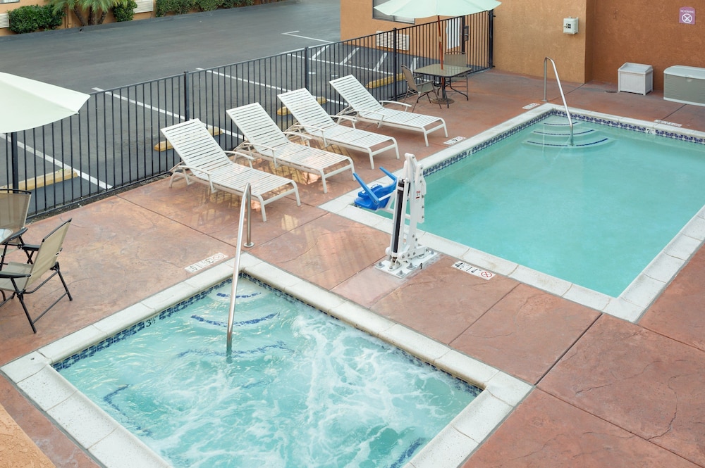 Quality Inn & Suites Oceanside Near Camp Pendleton 22/50
