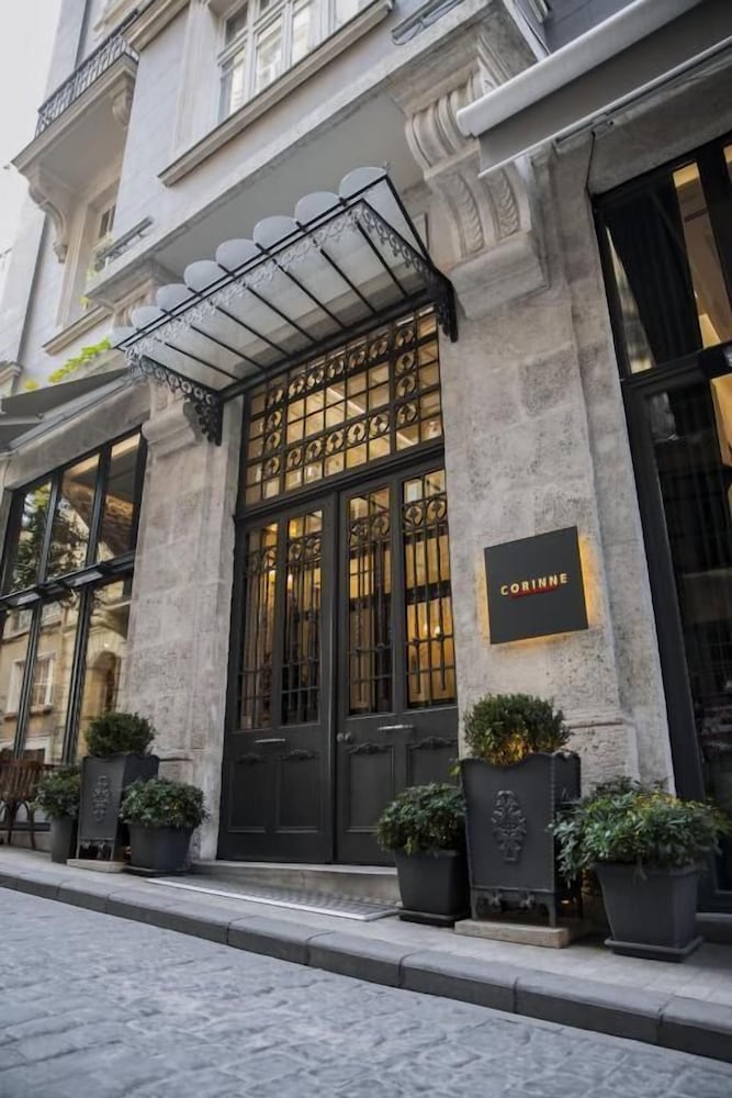 Corinne Hotel 7/50
