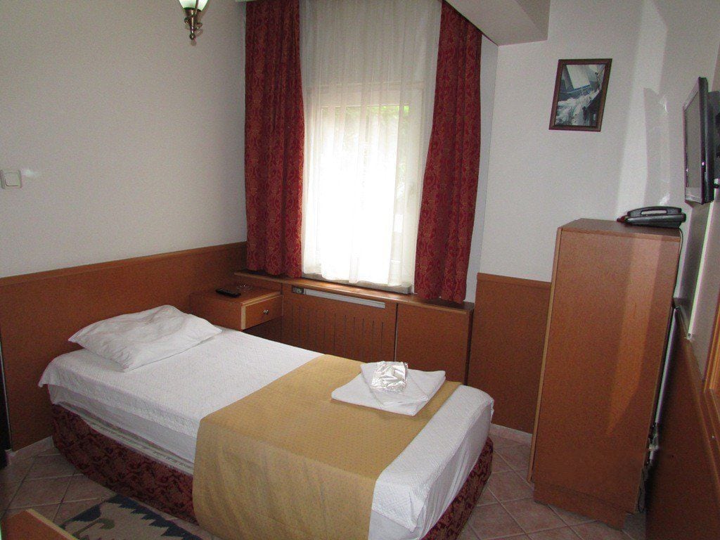 ROOM, SINGLE