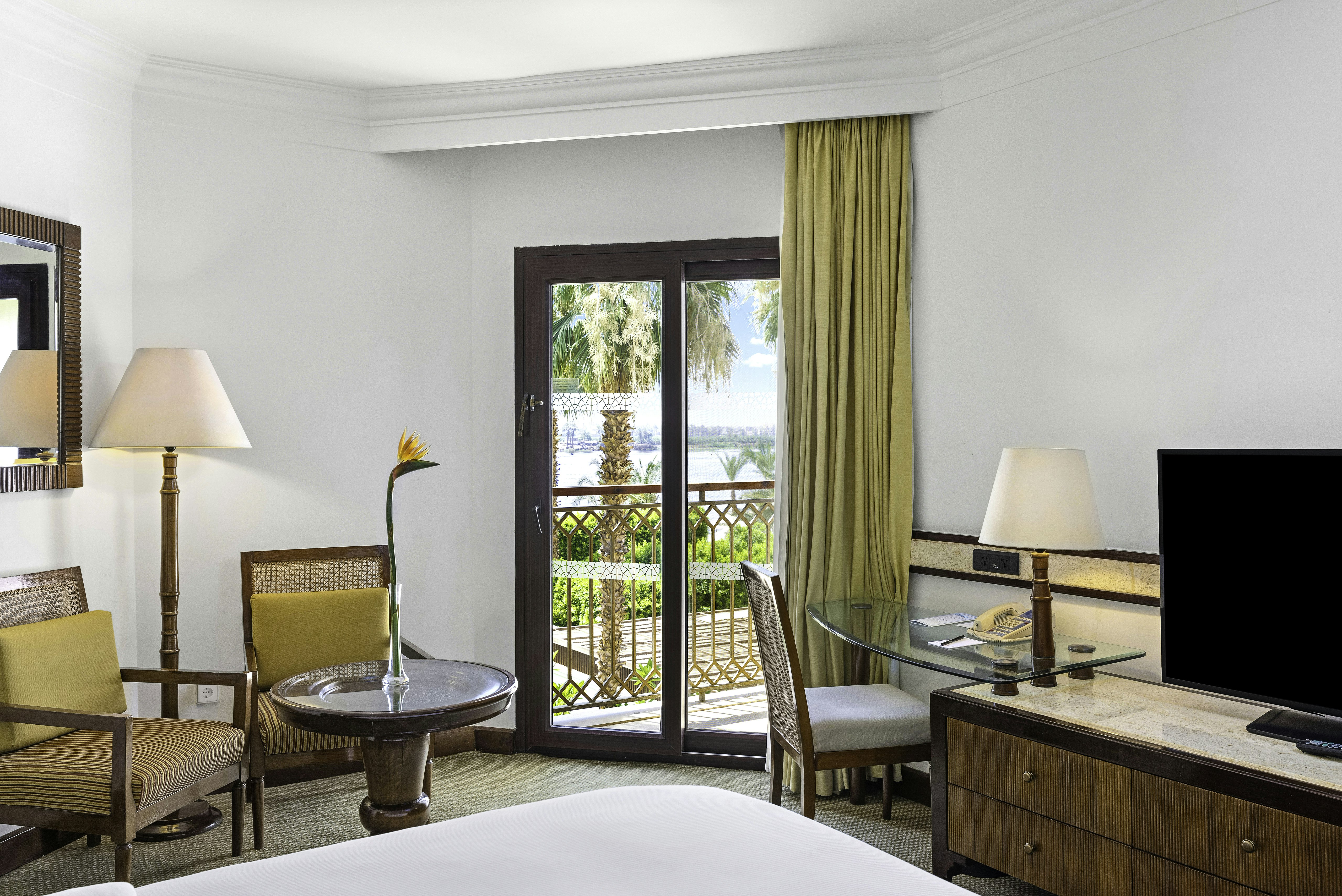 Hilton Luxor Resort and Spa 11/85