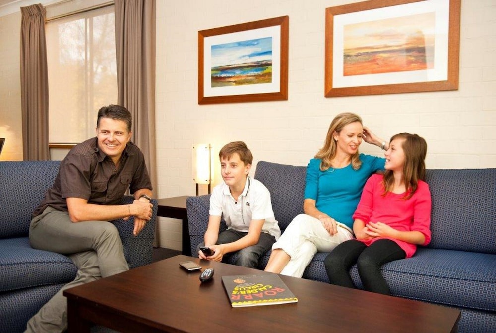 OXLEY COURT SERVICED APARTMENTS 30/41