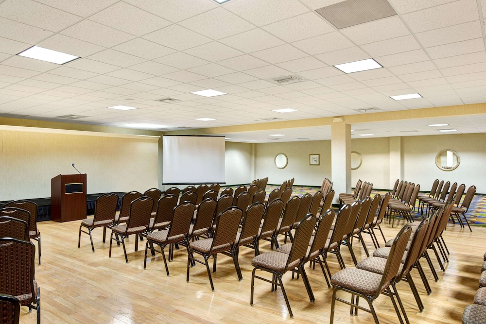 Days Hotel & Conference Center - Methuen 30/32