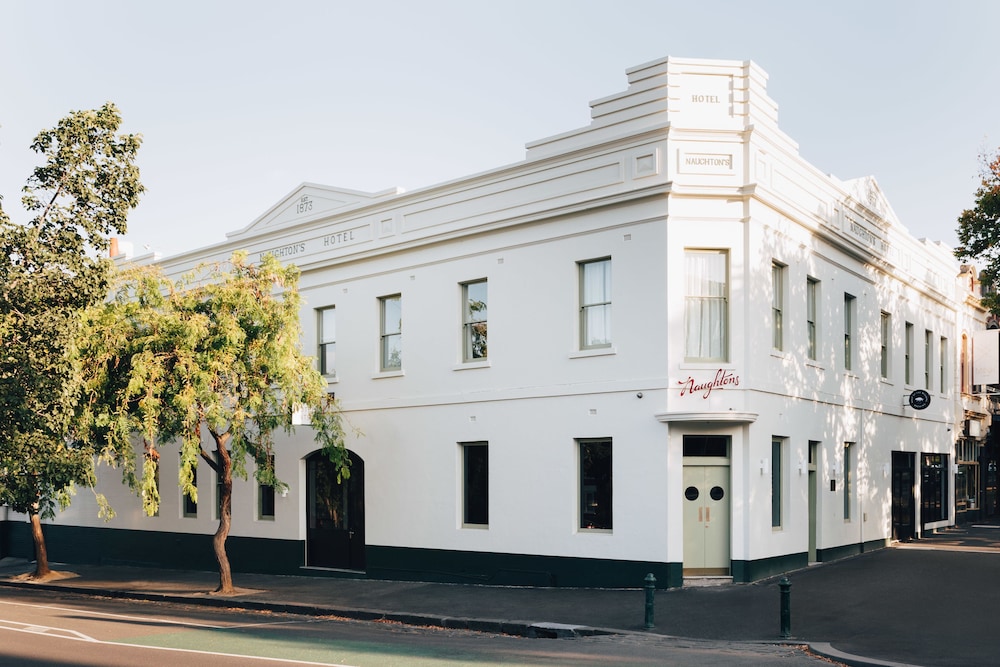 NAUGHTONS PARKVILLE HOTEL 62/64