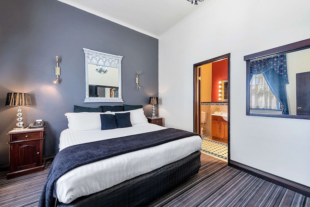 SUITE, KING BED