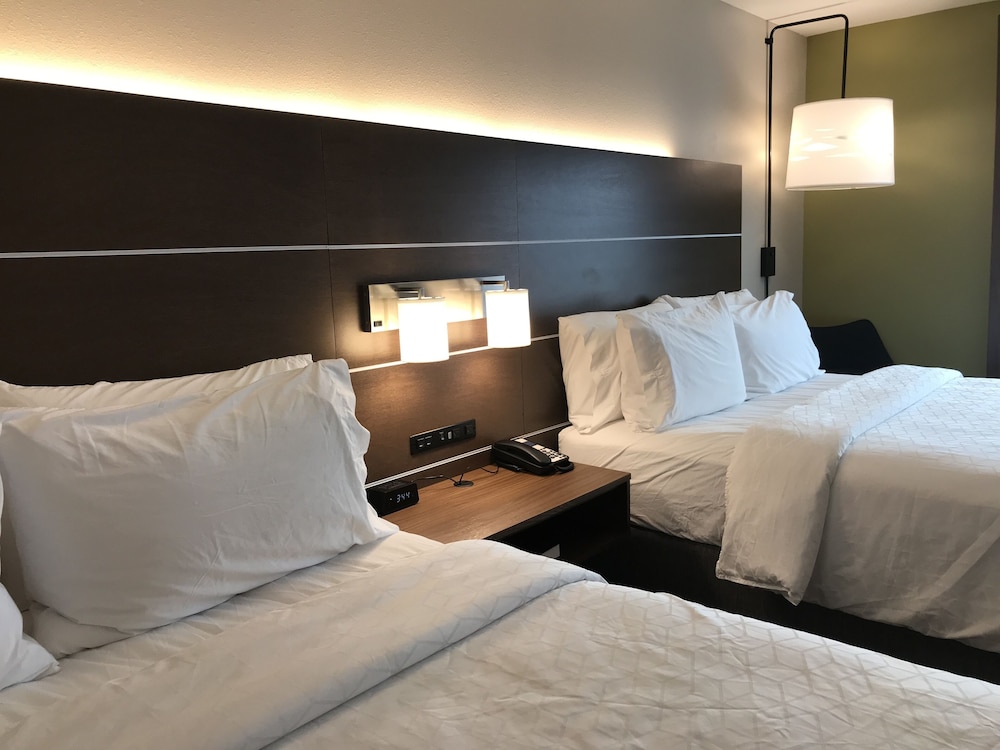 HOLIDAY INN EXPRESS & SUITES HANNIBAL - MEDICAL CENTER 11/53