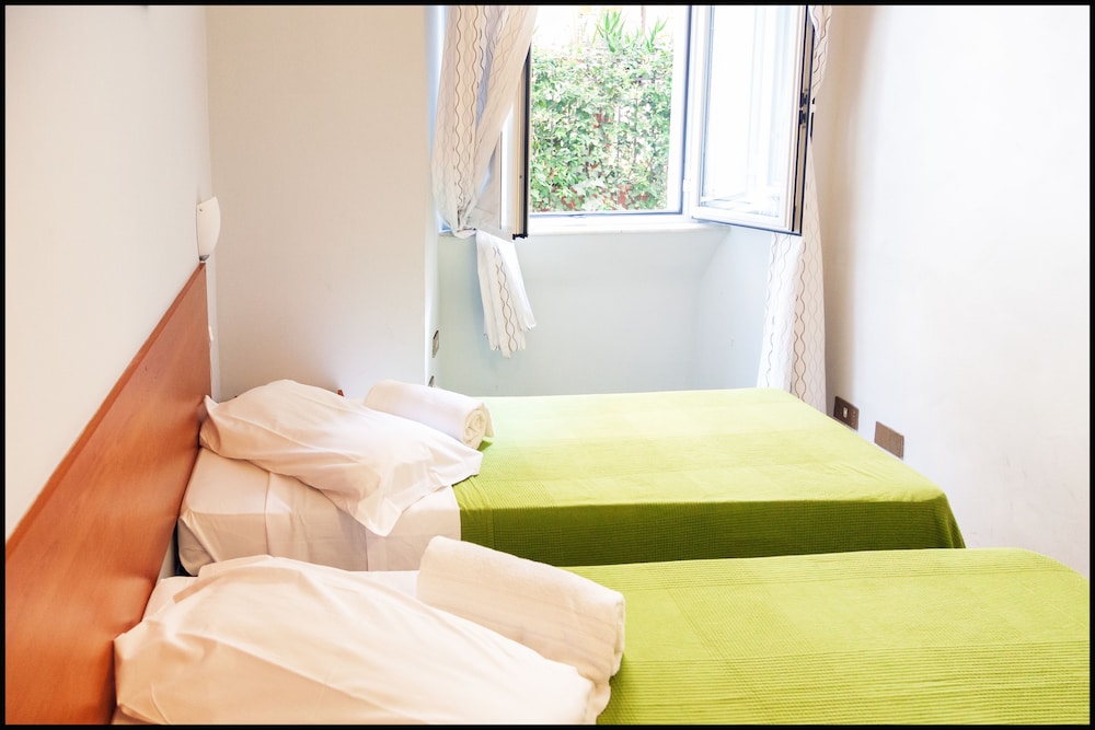 Roman Holidays Hostel 16/50