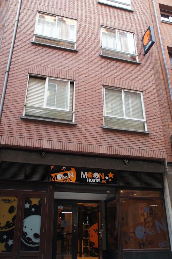 Moon Hostel Bio 1/34