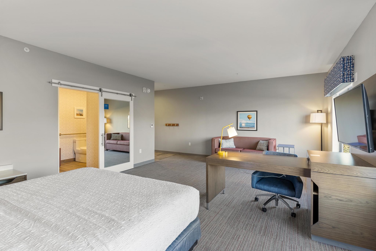 STUDIO, SUITE, KING BED