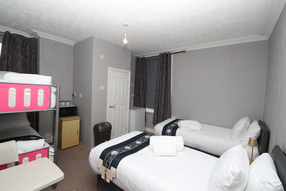 Woodville Lodge Leeds Free Parking Direct Bus to City Centre 7/45