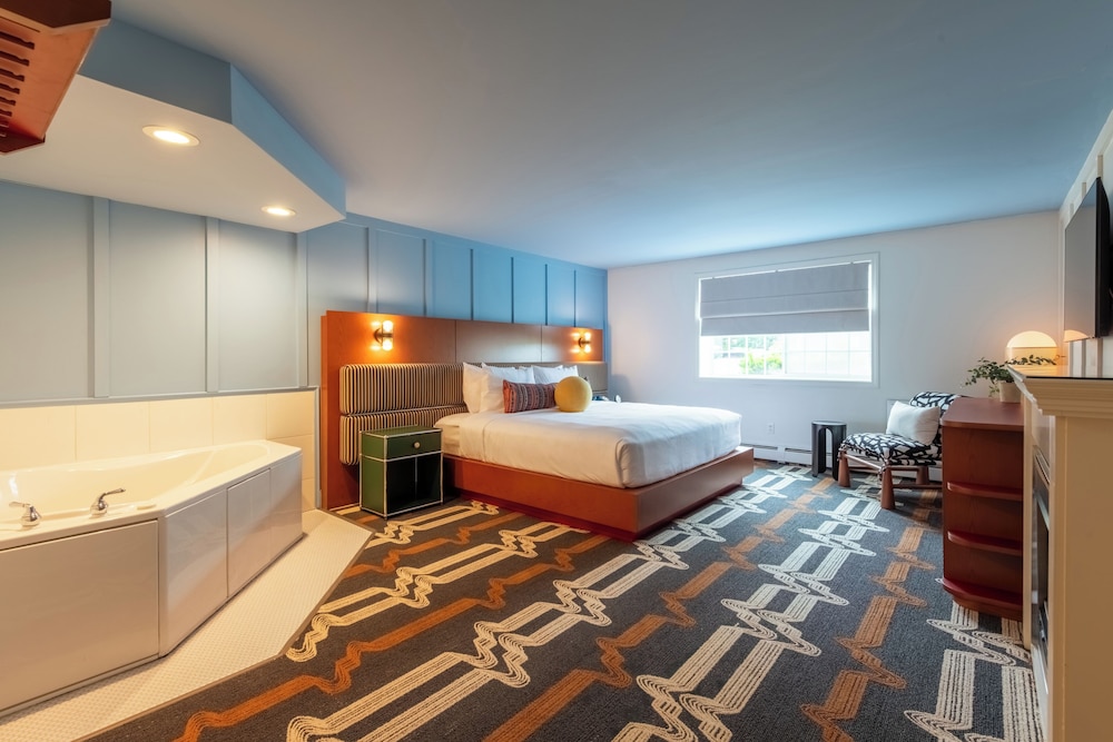 Luxury, King Bed, Hot Tub, Ogunquit Hotel 4/9