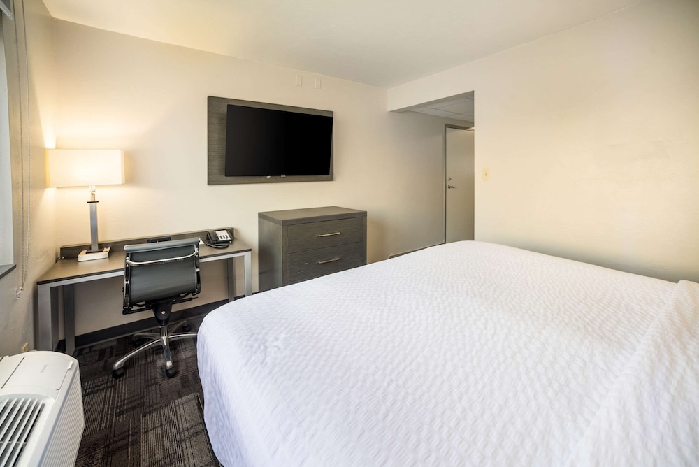 AmericInn by Wyndham Green Bay Near Stadium 13/38