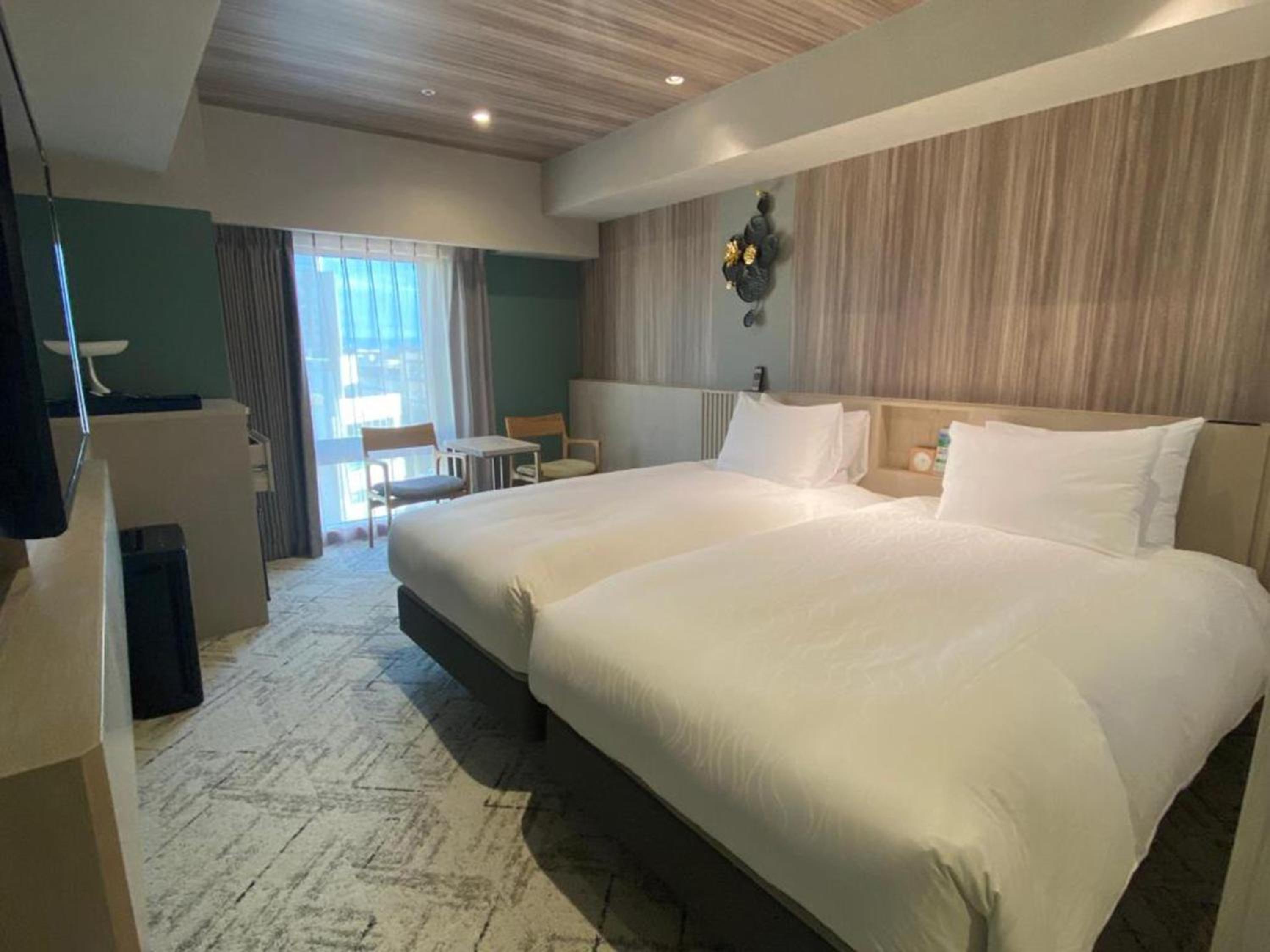 Compact, Twin Beds, Smoking
