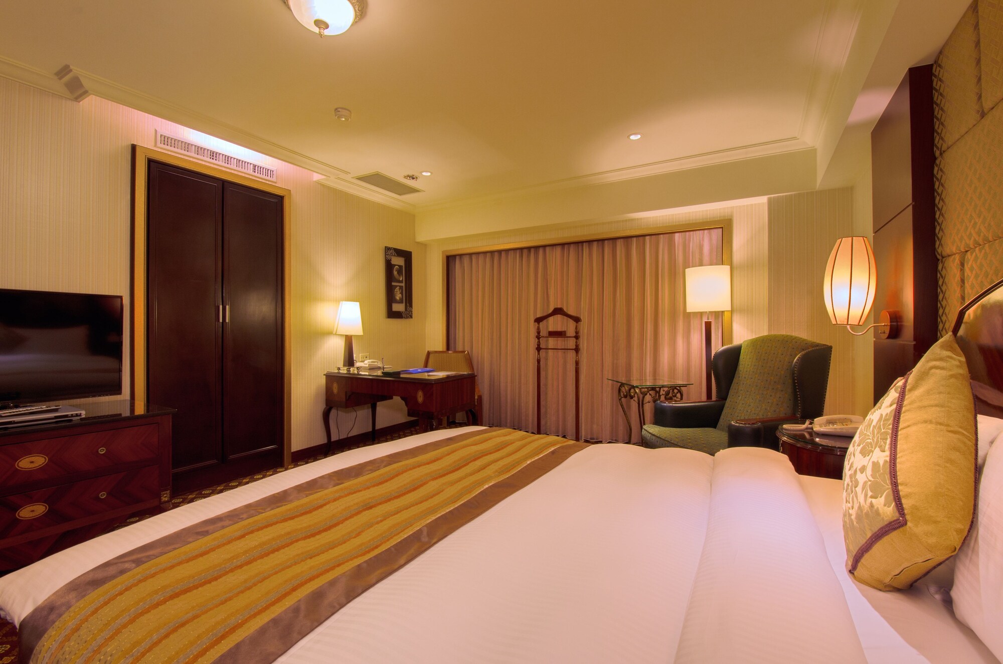 DELUXE, QUEEN BED
