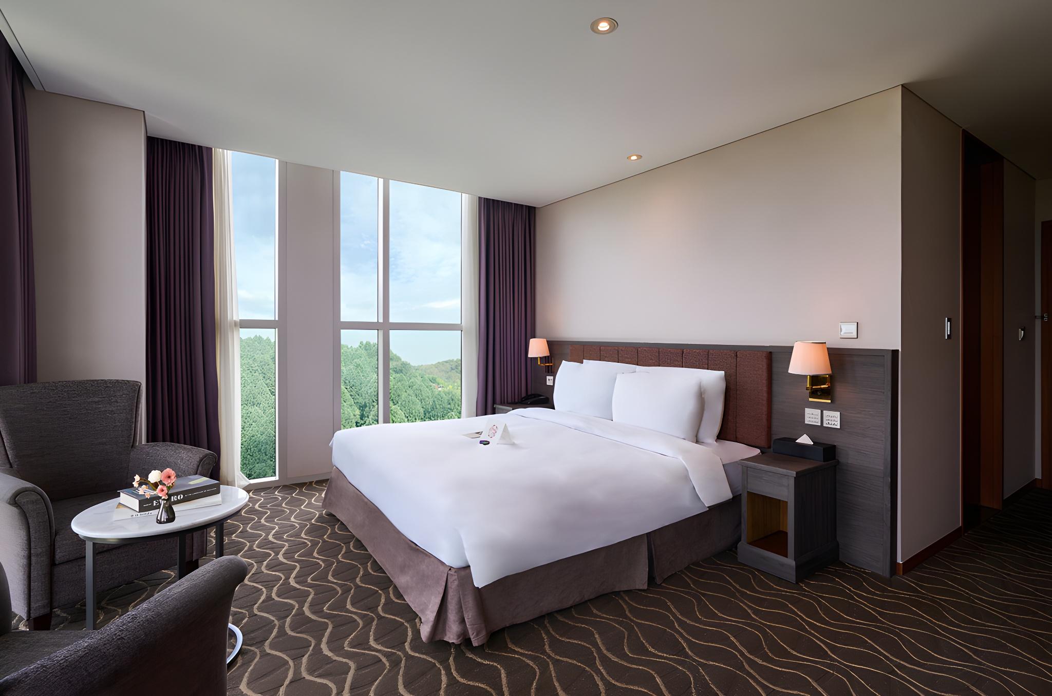 Premium, Queen Bed, Forest View, Corner