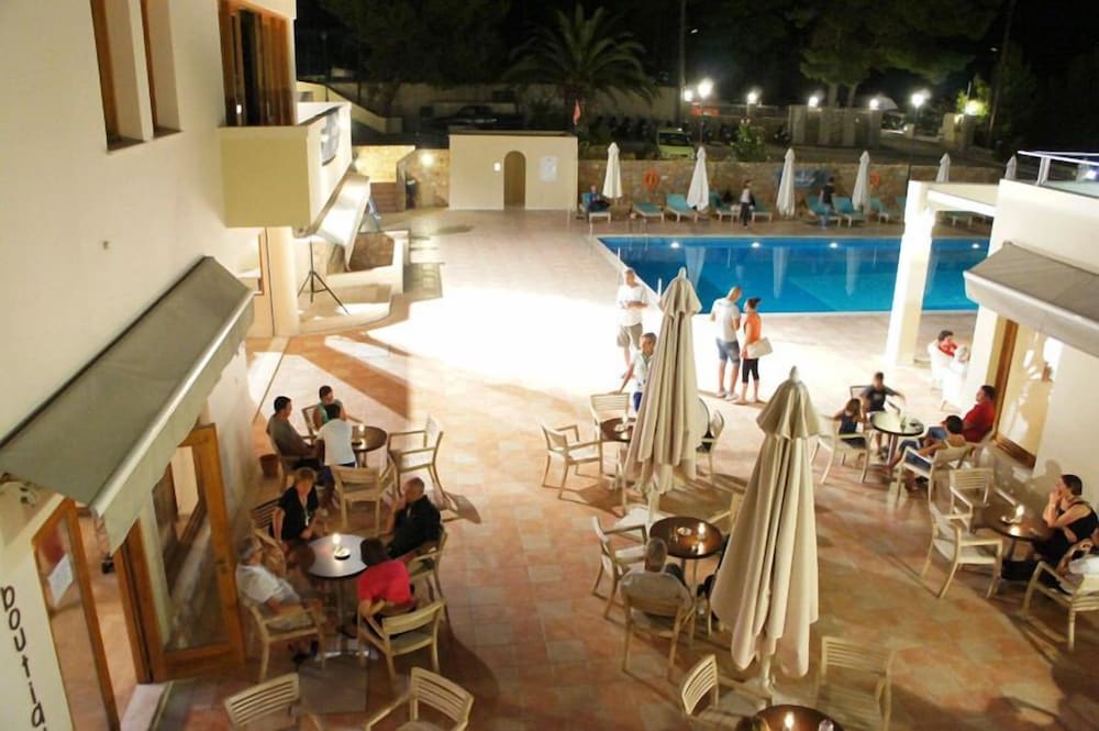 Alonissos Beach Bungalows And Suites Hotel 46/50