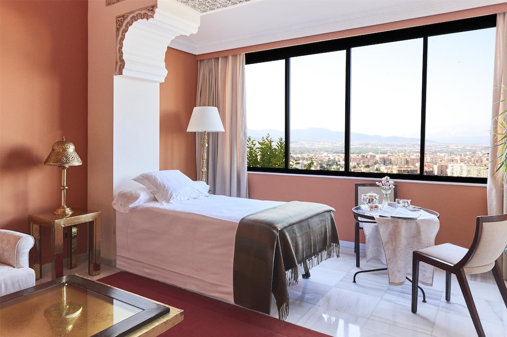 FAMILY SUITE, TWIN BEDS, LIVING AREA