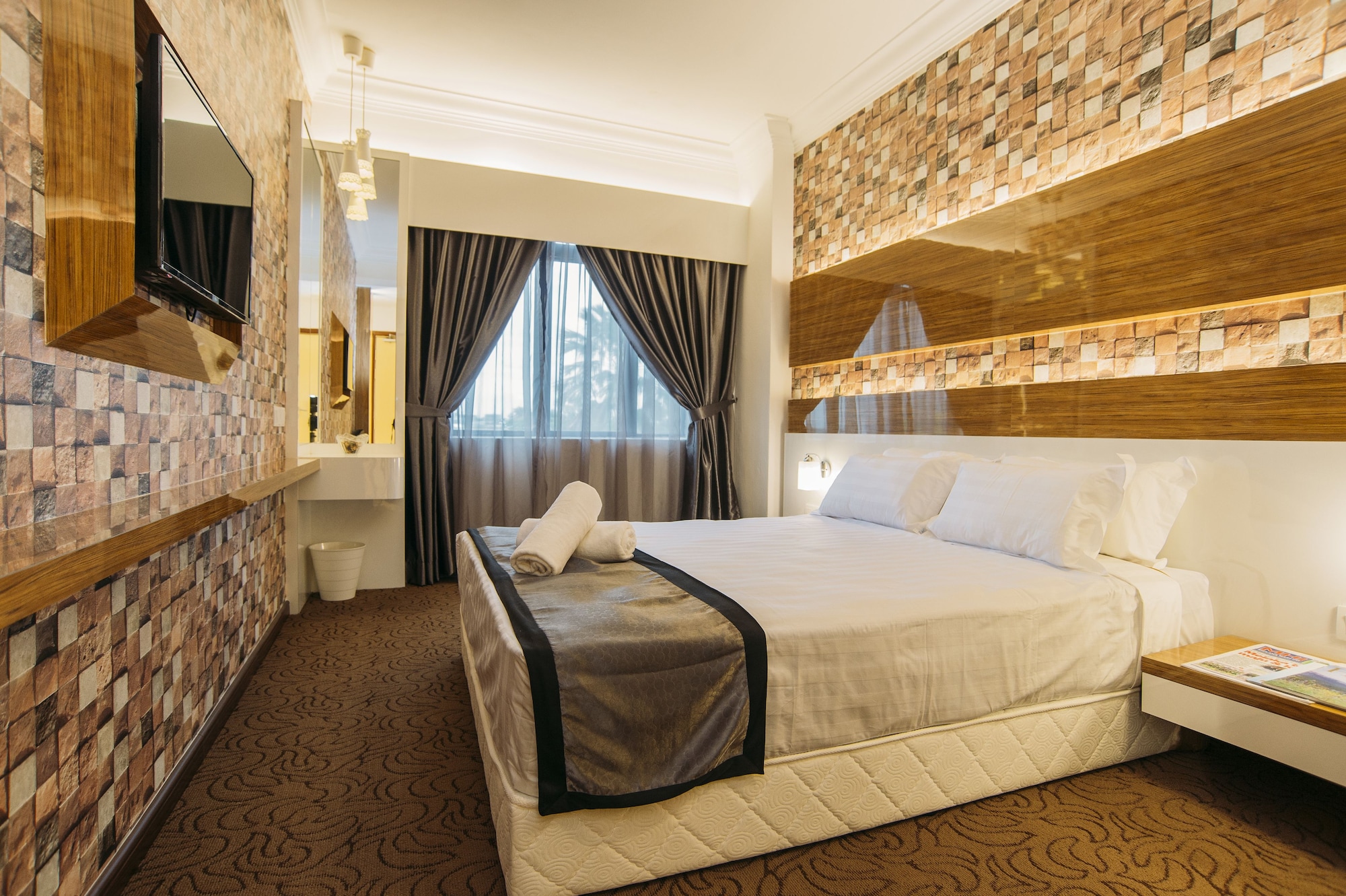 SUPERIOR, QUEEN BED