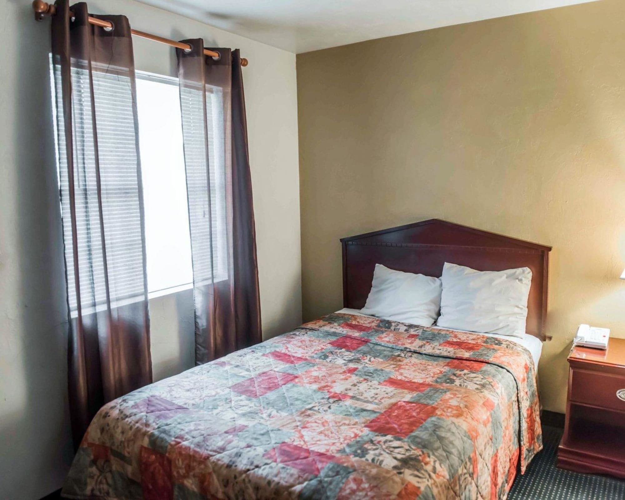 EFFICIENCY, 2 QUEEN BEDS