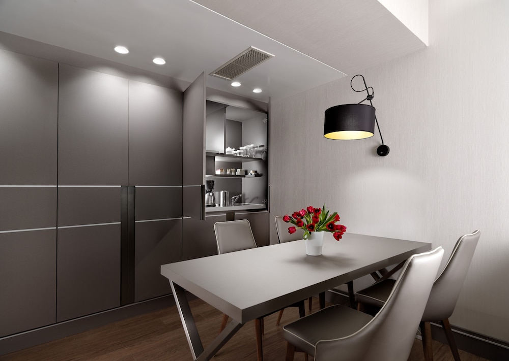 Holiday Suites 33/34