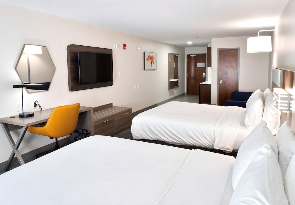 Suite, 2 Queen Beds, Bathtub, Accessible