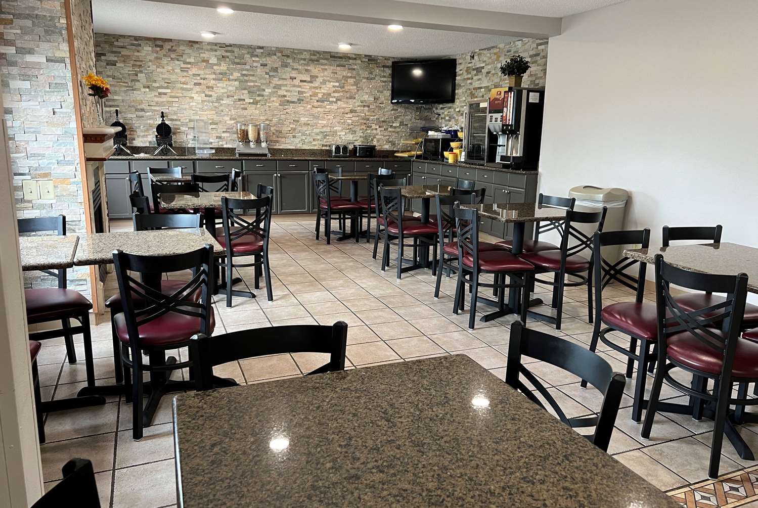 Days Inn & Suites By Wyndham Des Moines Airport 32/40
