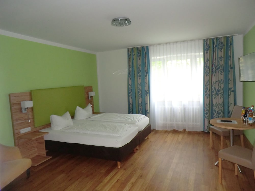 ROOM, DOUBLE BED, SHARED BATHROOM