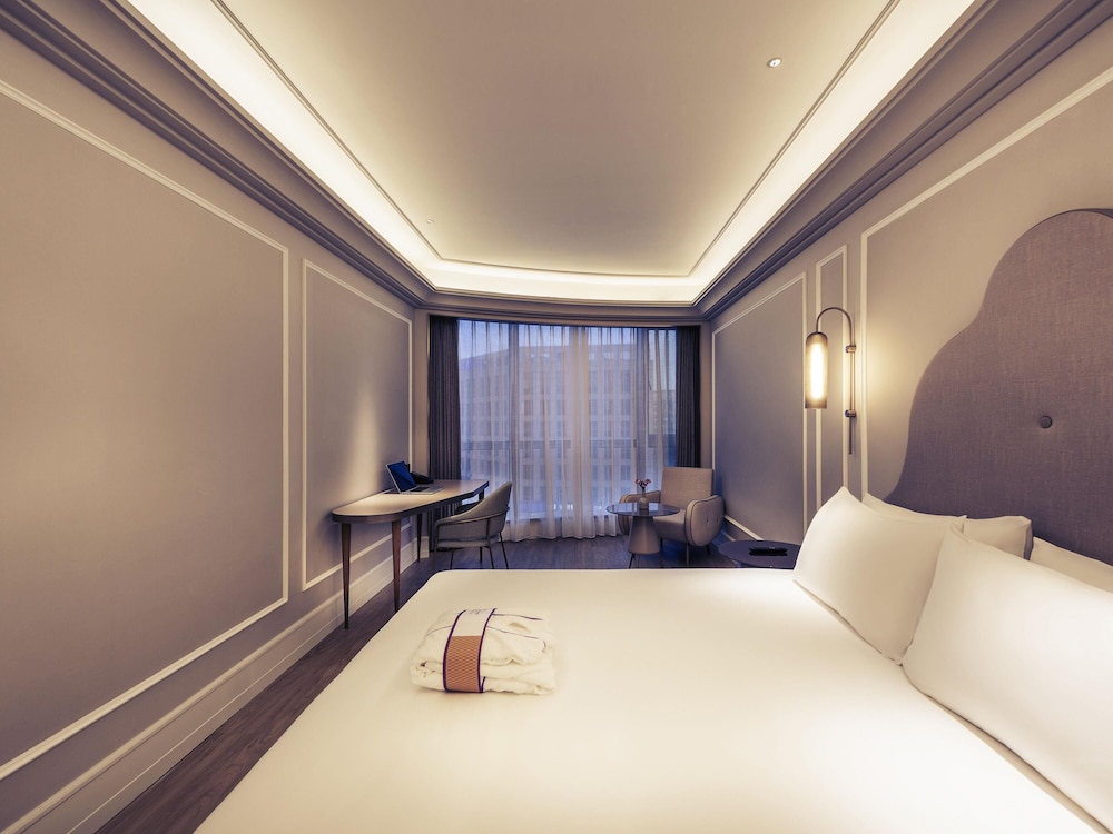PRIVILEGE, KING BED